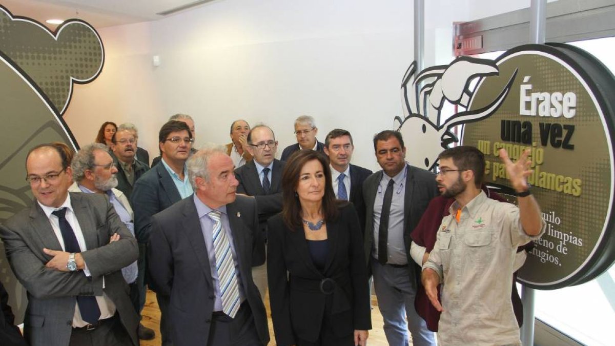La secretaria general de la Consejería de Fomento y Medio Ambiente, Carmen Ruiz, visita las instalaciones del Centro de Interpretación del Cangrejo de Río-Ical