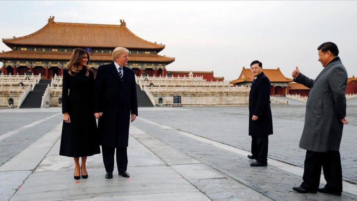 Donald Trump, su esposa, Melania, y Xi Jinping, en la Ciudad Prohibida de Pekín.-/ REUTERS / JONATHAN ERNST