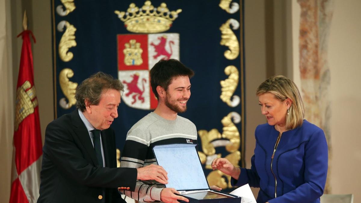 De Santiago-Juárez y Pilar del Olmo, durante el acto de entrega de los premios del concurso Datos Abiertos.-ICAL
