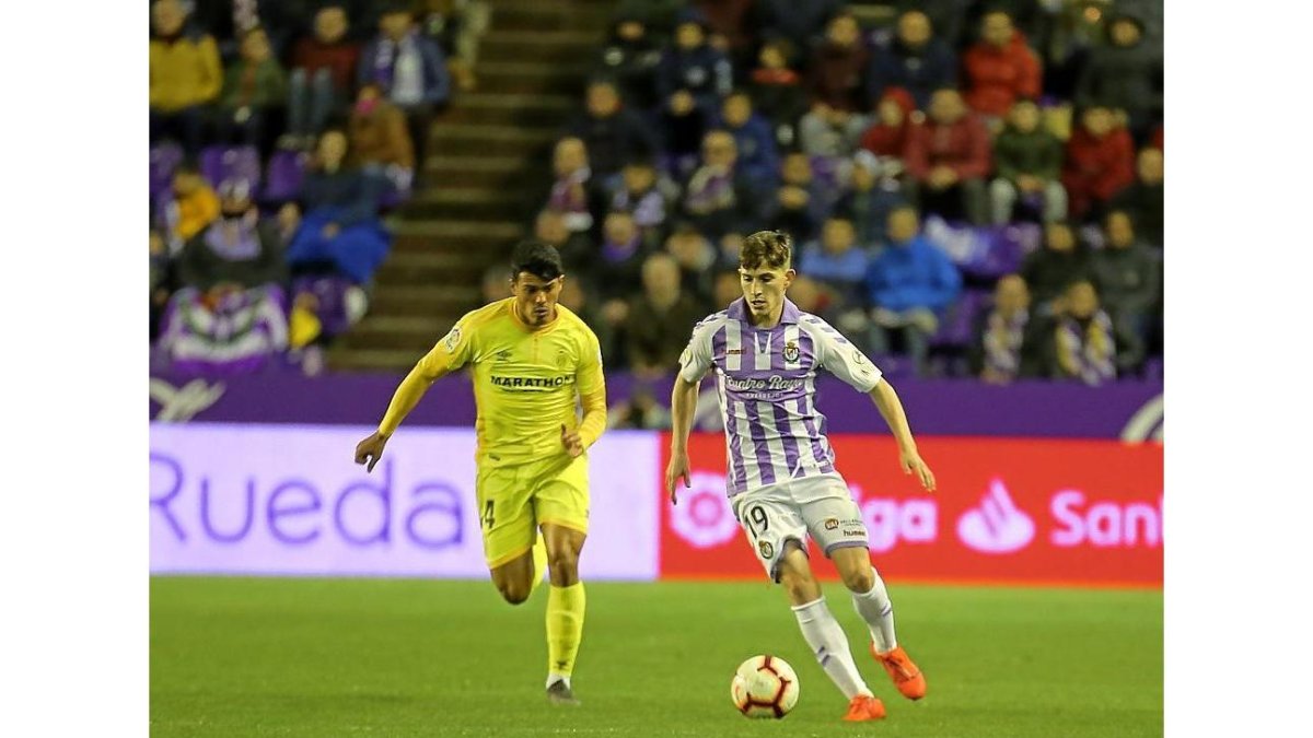Toni avanza con el balón ante la presencia de Porro en el partido frente al Girona.-MIGUEL ÁNGEL SANTOS