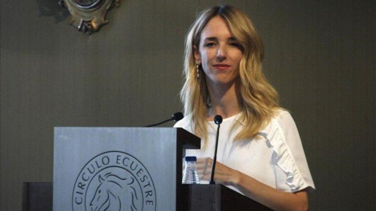 Cayetana Álvarez de Toledo, en su intervención en el Círculo Ecuestre, en Barcelona.-GERARD ARTIGAS (ACN)