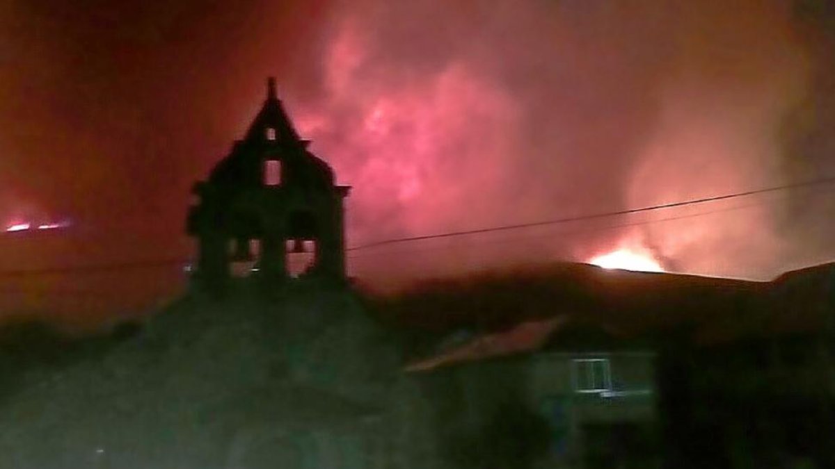 Las llamas cercan ya varios pueblos de la zona.-E. M.