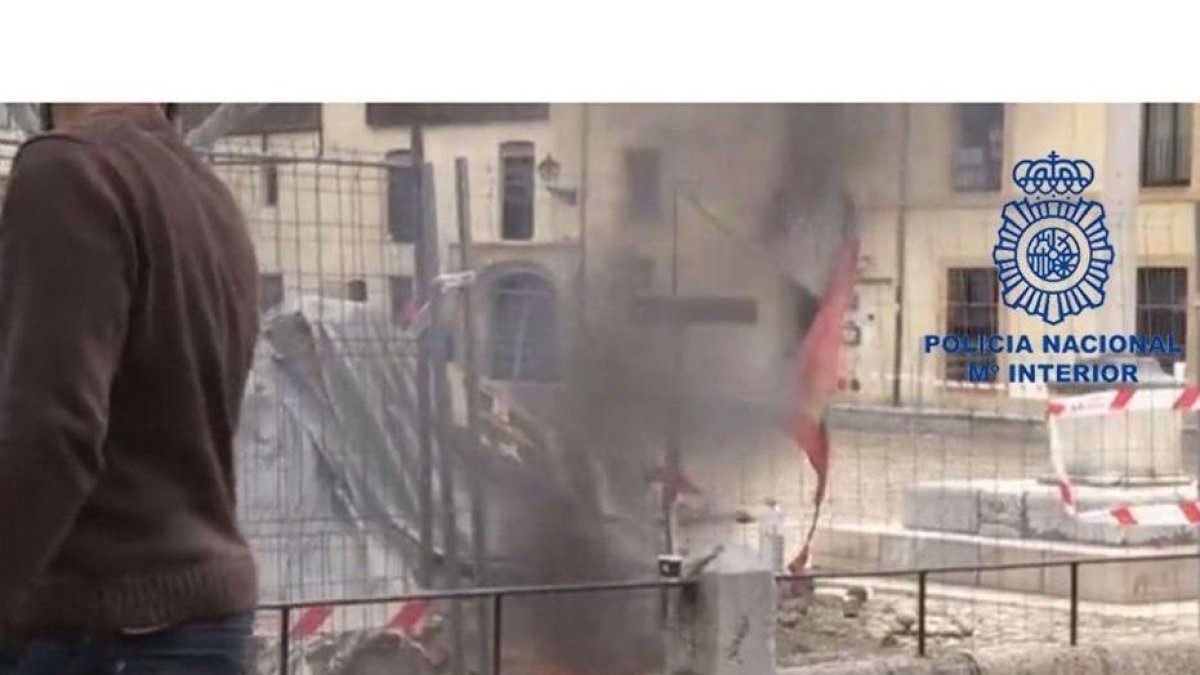 Imagen de la bandera ardiendo.-POLICIA NACIONAL