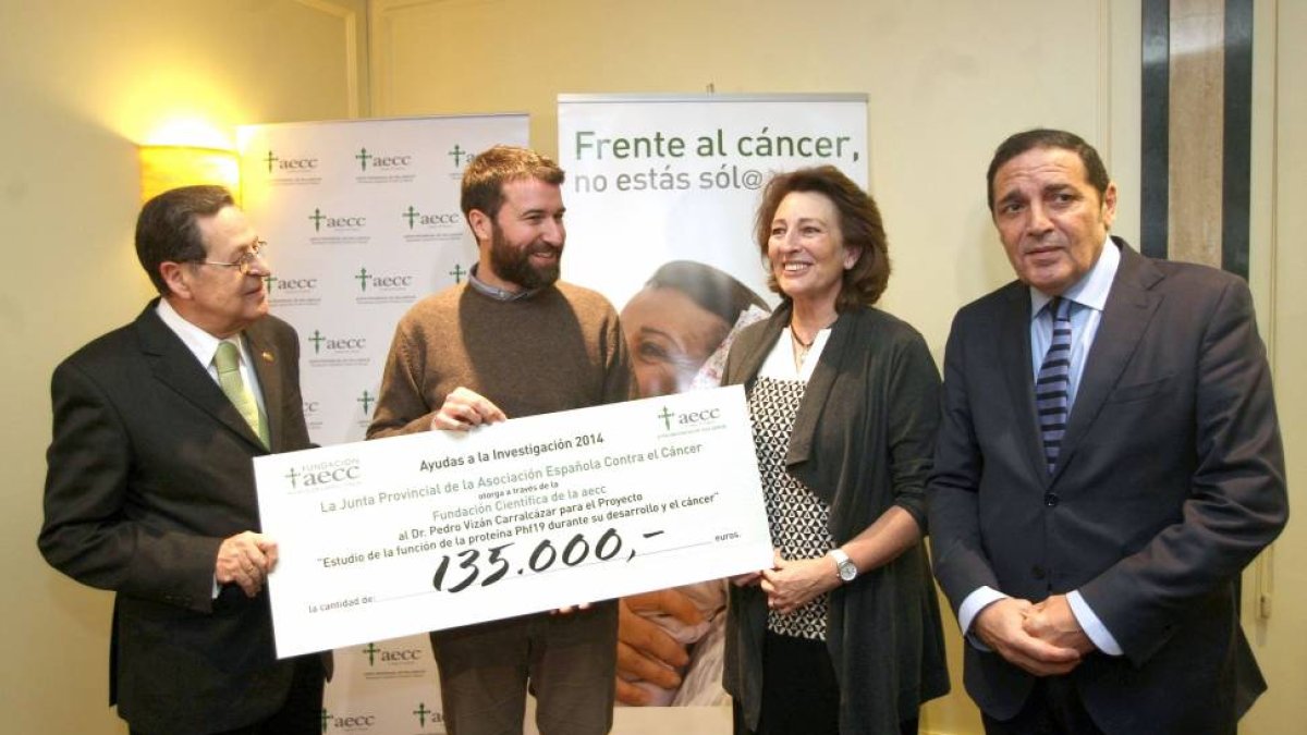 (I a D) El presidente de la AECC Valladolid, Francisco Javier Arroyo; el ganador de la beca, Pedro Vizán; la presidenta de la Fundación Científica AECC, Isabel Oriol Díaz y el consejero de Sanidad, Antonio Sáez en la entrega de la beca de investigación on-Ical