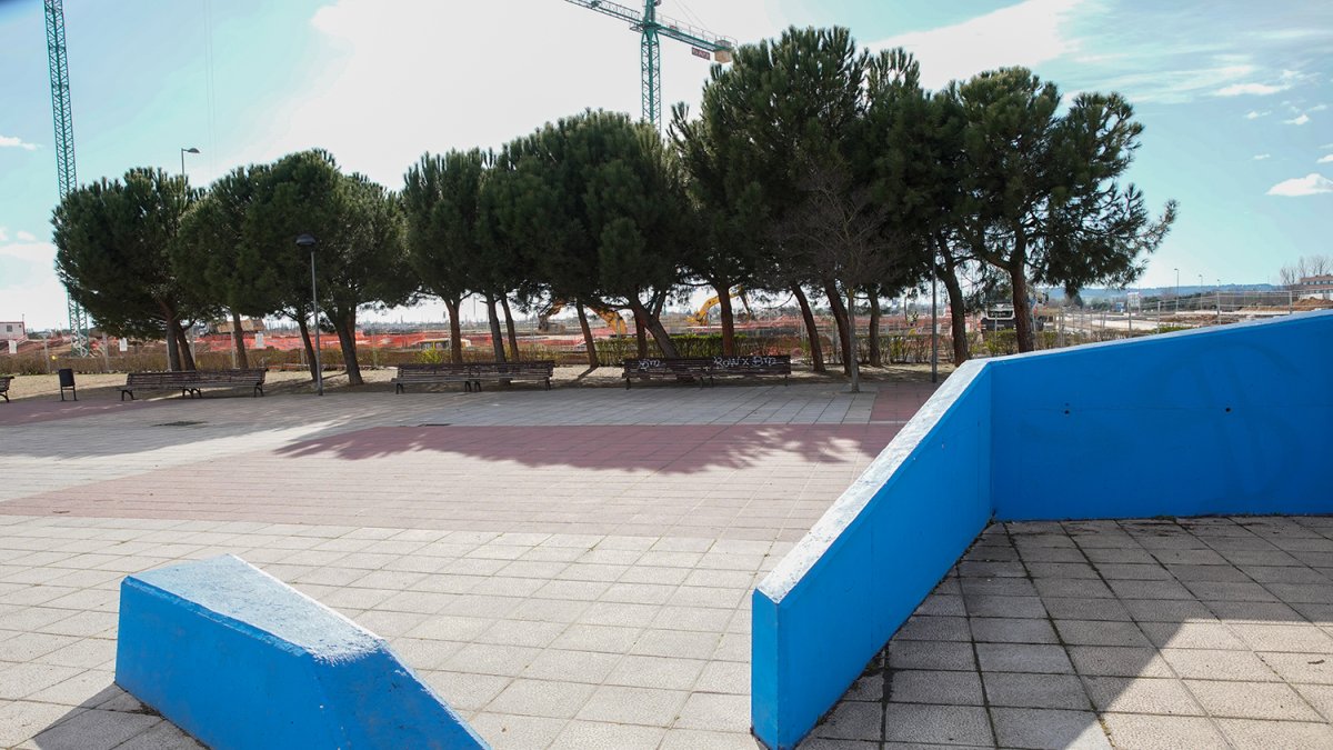 Parque en la calle Alcaparra de Valladolid. J.M. Lostau