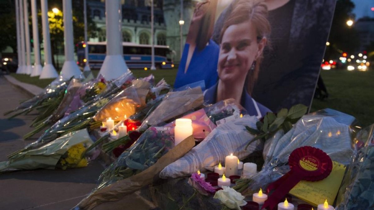Tributo con flores y velas en memoria de la diputada británica Jo Cox, anoche, en Londres.-EL FUTURO DEL REINO UNIDO EN EUROPA