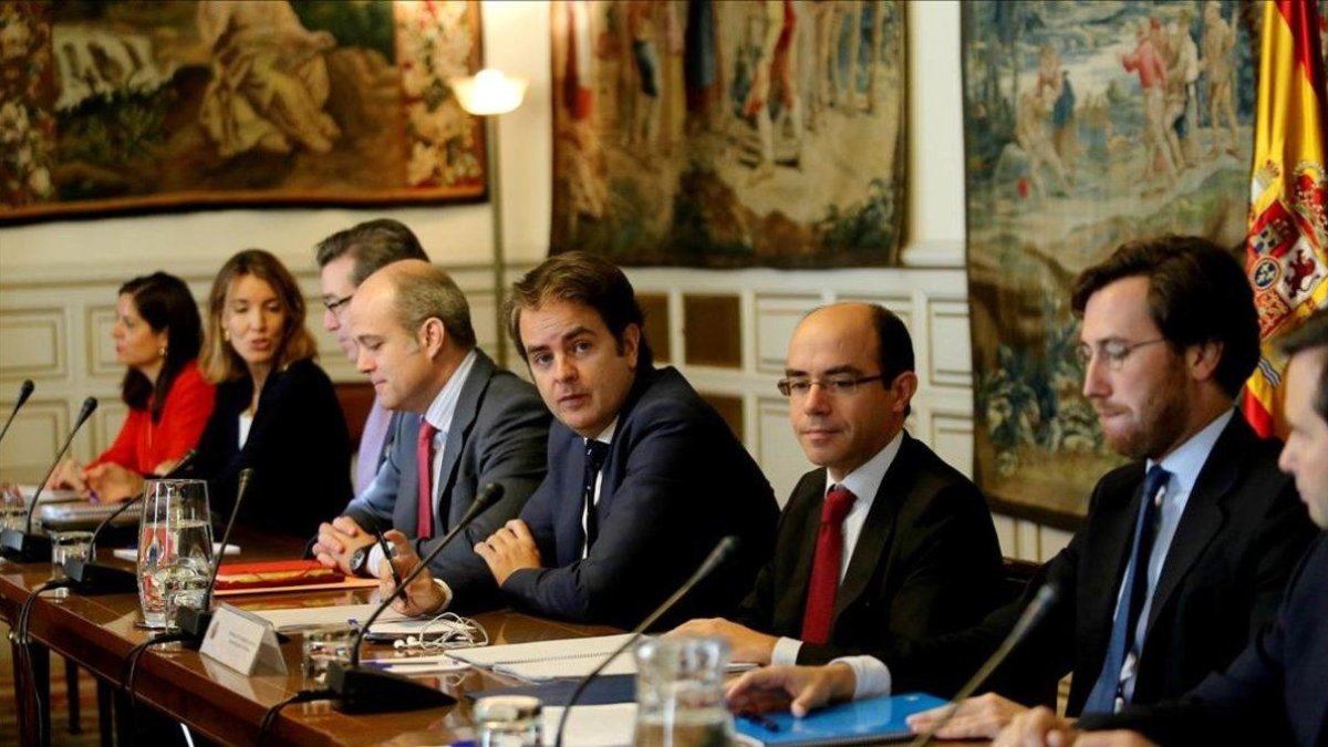 Lasso de la Vega (primero por la derecha) y Bermúdez de Castro (tercero), en la reunión de la comisión de secretarios y subsecretarios de Estado el 28 de octubre del 2017, cuando se publicaron en el BOE las medidas del 155.-JUAN MANUEL PRATS