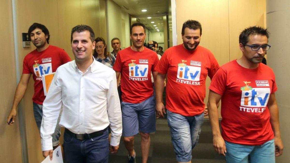 El secretario general del PSOE de Castilla y León, Luis Tudanca con trabajadores de Itevelesa.-ICAL
