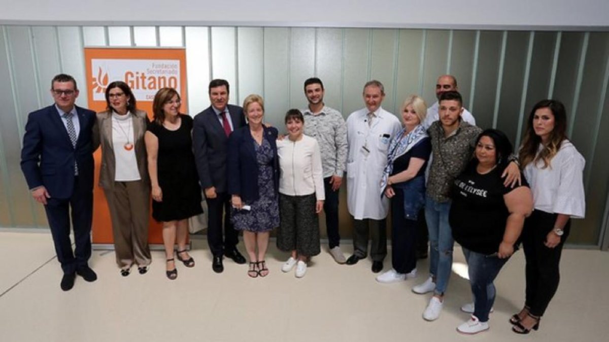 El consejero de Empleo, Carlos Fernández Carriedo, y la ministra de Trabajo y Política Social de Macedonia del Norte, Mila Carovska (6I), visitan a jóvenes gitanos del programa 'Empleo Acceder-Rubén Cacho / ICAL