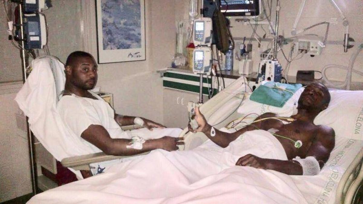 Abidal junto a su primo, Gerard Armand, tras la operación.-EL PERIÓDICO
