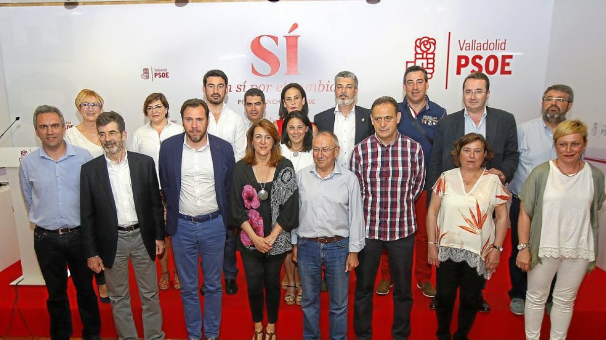 El alcalde de Valladolid, Óscar Puente, con los candidatos del PSOE al Congreso y al Senado.-J. M. LOSTAU