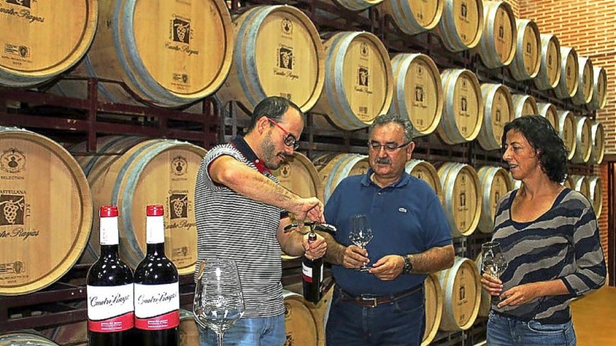 Los enólogos de CuatroRayas Elena M. Oyagüe (d), Ángel Calleja (c) y Roberto L. Tello, catan el nuevo vino de Ribera.-E.M.
