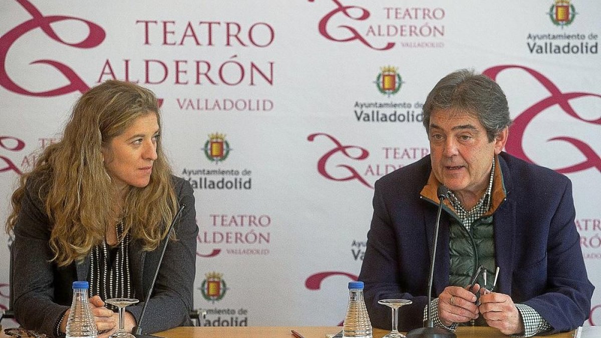 La coreógrafa, Lisi Estaras, y el director del Calderón, José María Viteri, ayer durante la presentación.-ICAL