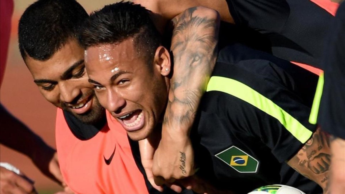Neymar es agarrado por Gabriel Jesús durante el entrenamiento de la selección brasileña el día 1 en Brasilia.-EVARISTO SA / AFP