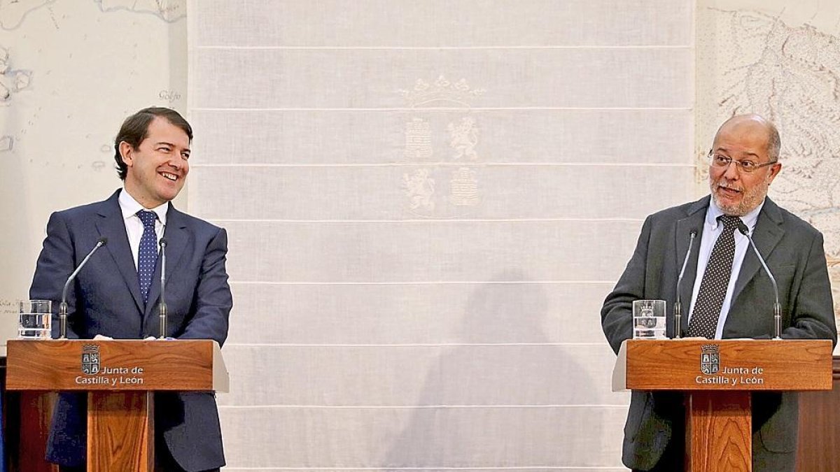 Alfonso Fernández Mañueco y Francisco Igea durante la presentación de los primeros meses de gobierno.-ICAL
