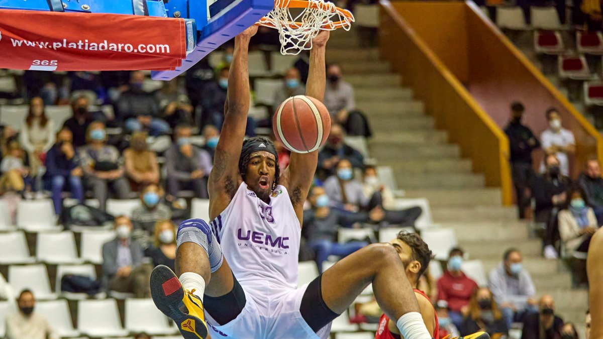 Pippen se cuelga del aro en Girona. / LOF