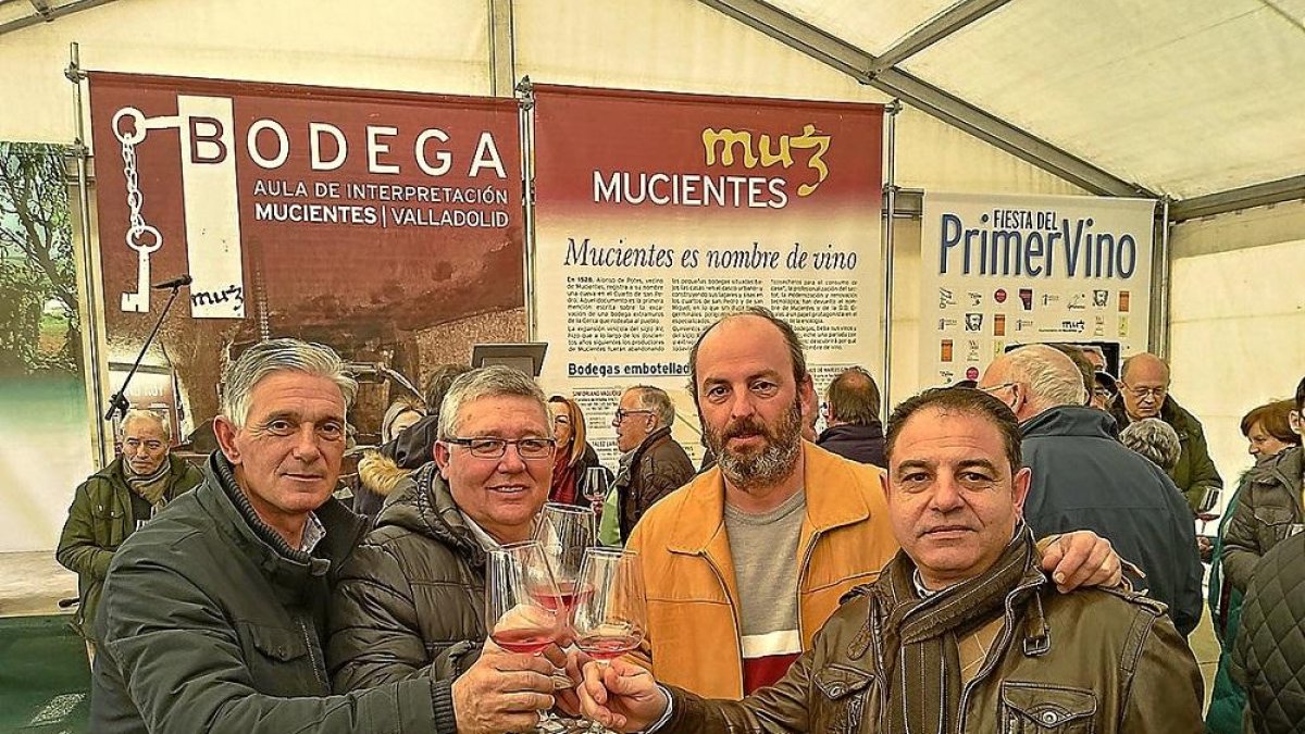 Asistentes brindando en la Fiesta del Primer Vino de Mucientes.-E.M.
