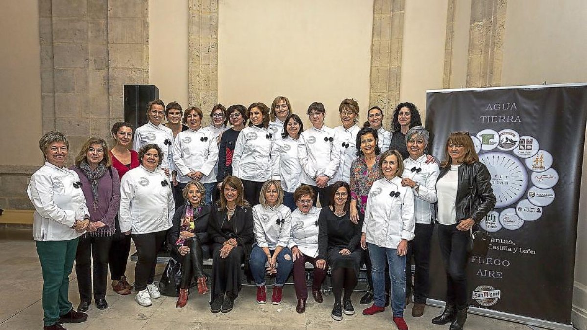 Cocineras y artistas posan en el Museo Patio Herreriano.-MIGUEL ÁNGEL SANTOS
