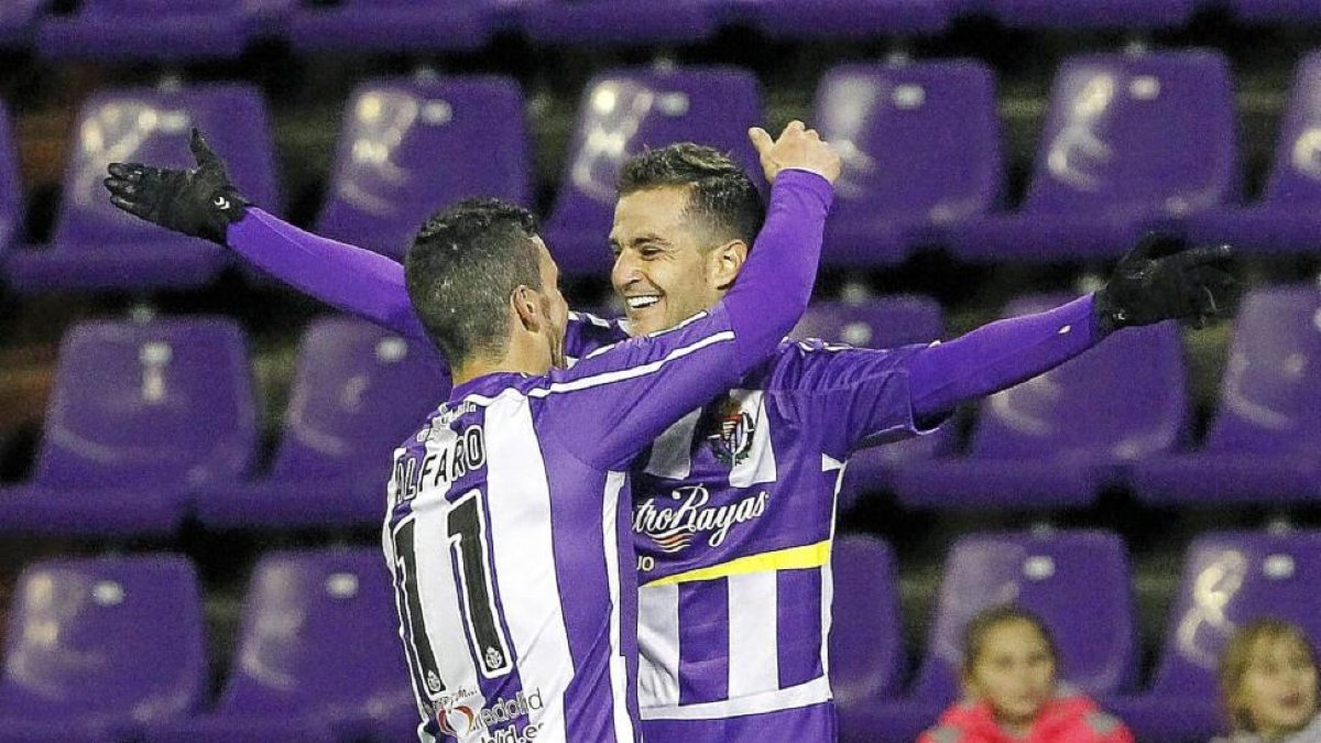 Juan Villar recibe la felicitación de Alfaro tras anotar el segundo tanto de la tarde.-J.M. Lostau