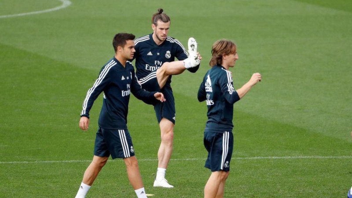 Reguilón, en un entrenamiento, junto a Bale y Modric.-EFE