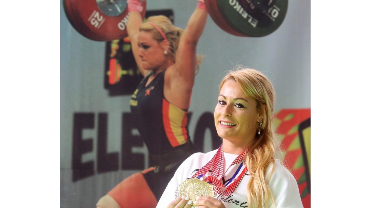 Lydia Valentín, premio Castilla y León del Deporte 2016, posa con las últimas medallas conseguidas en el campeonato europeo de Croacia-ICAL