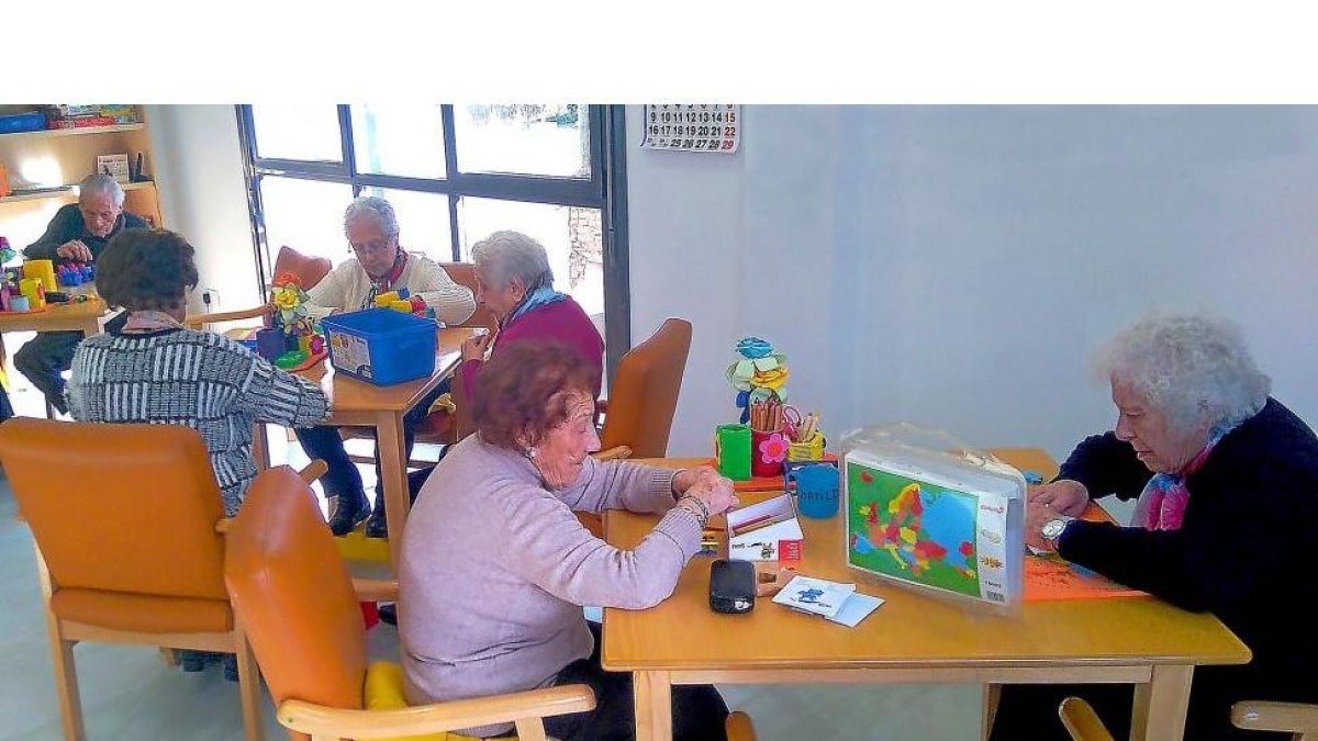 Usuarios del servicio de Promocion de la Autonomía Personal en el centro social ‘José Britapaja’ de Castronuño.-EL MUNDO