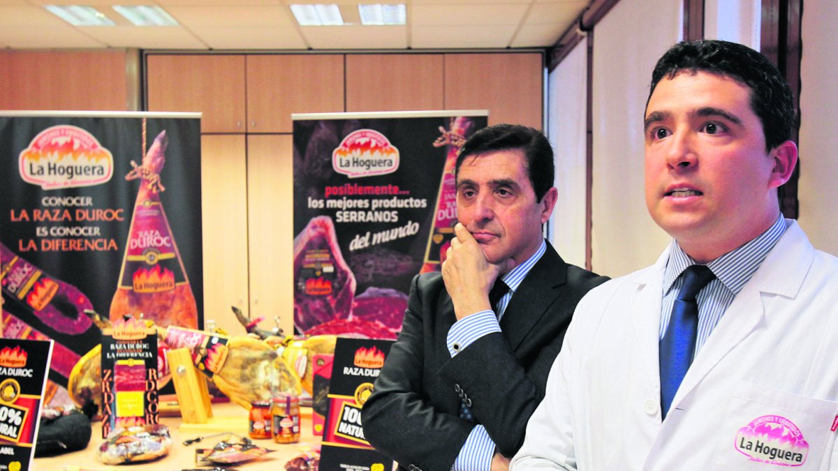 La segunda generación de fundadores y vecinos ya forma parte de La Hoguera, una marca que se ha convertido en sinónimo de un pueblo. Teo y Carlos Martínez ejemplifican la pervivencia de un proyecto lleno de simbolismo. / HDS