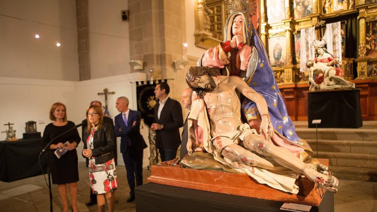 La presidenta de la Diputación, Mayte Martín Pozo, asiste a la inauguración de la Exposición “Pietas”, organizada por la Cofradía de Nuestra Madre de las Angustias, en la Sala de Exposiciones de la Encarnación de la Institución Provincial-Ical