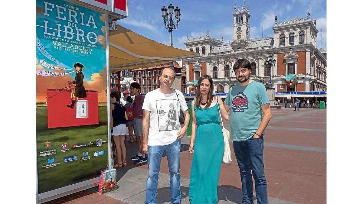 El poeta Fermín Herro, la escritora María Sánchez y el periodista Emilio Gancedo en la Feria del Libro de Valladolid.-ICAL