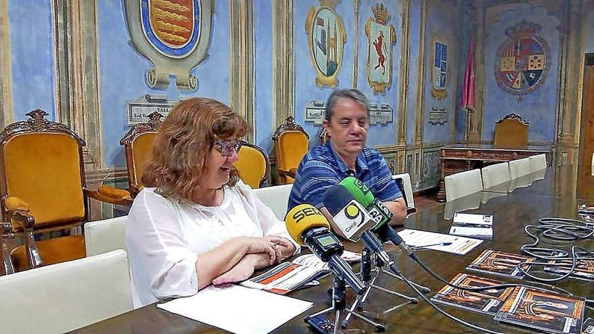 La concejala de Cultura, Teresa Rebollo, y el técnico Eduardo López.-EL MUNDO