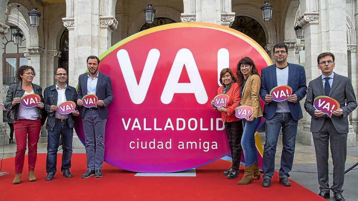 Los ediles Rafi Camino y Luis Vélez con Puente. A la derecha Victoria Soto, Ana Redondo y Albertos Bustos, junto a la nueva marca de la ciudad.-ICAL