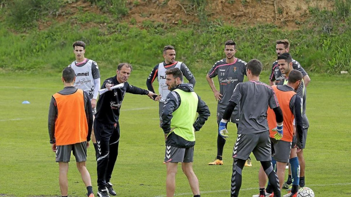 Alberto da instrucciones a los jugadores, con el papel de los ejercicios del día en la mano.-BALCAZA