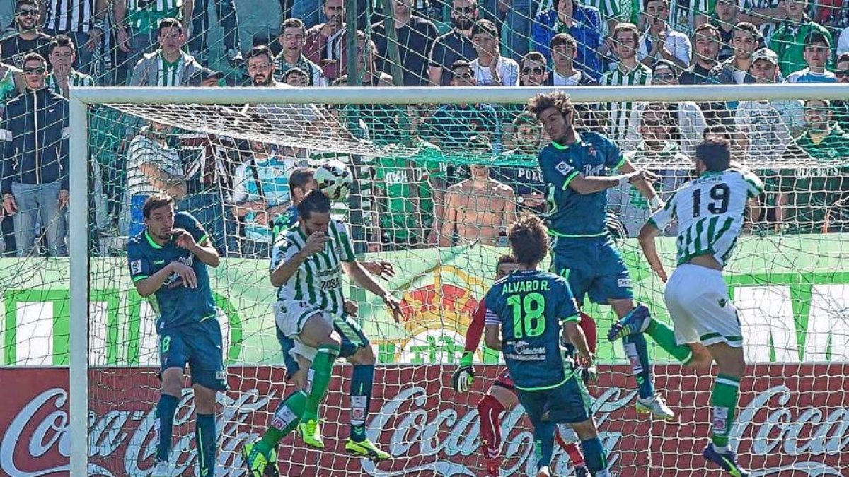 Los jugadores del Valladolid intentan alejar el balón del área, en uno de los ataques del Betis en el partido del Benito Villamarín-Photo-Deporte