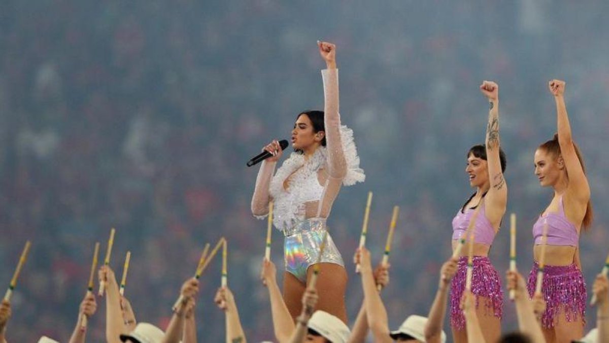 Dua Lipa, al final de su actuación.-HANNAH MCKAY / REUTERS