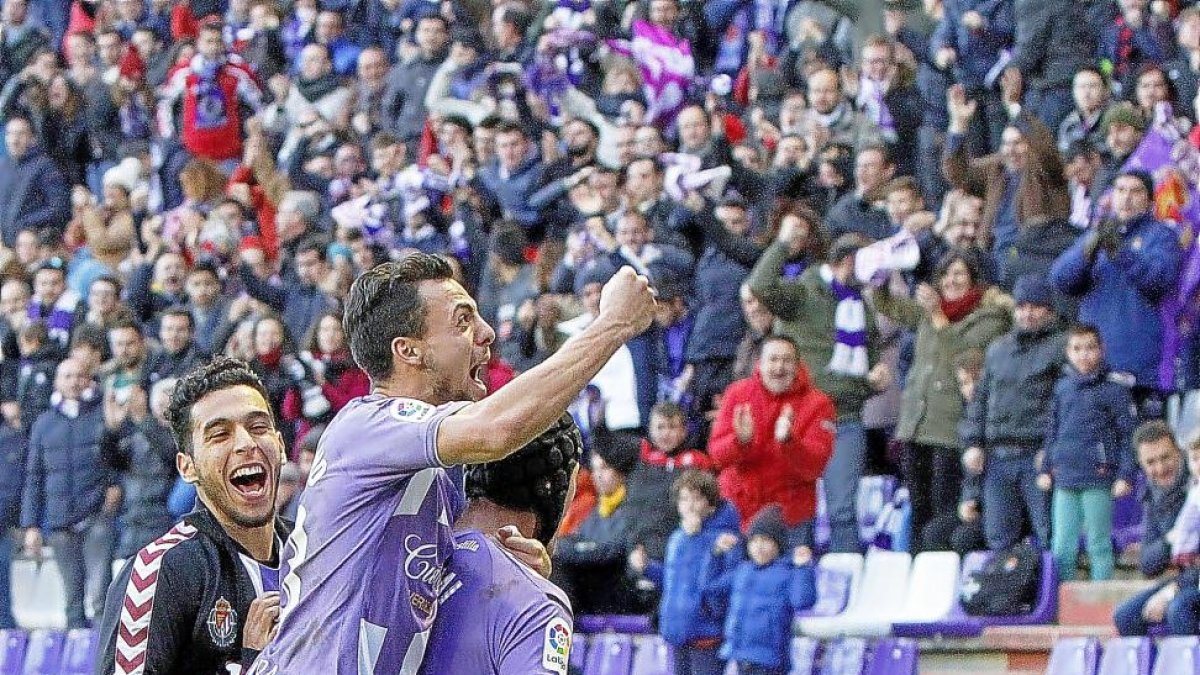 Óscar Plano celebra el gol de su compañero Luismi subido encima de él, con Anuar sonriente a su lado.-J.M. LOSTAU