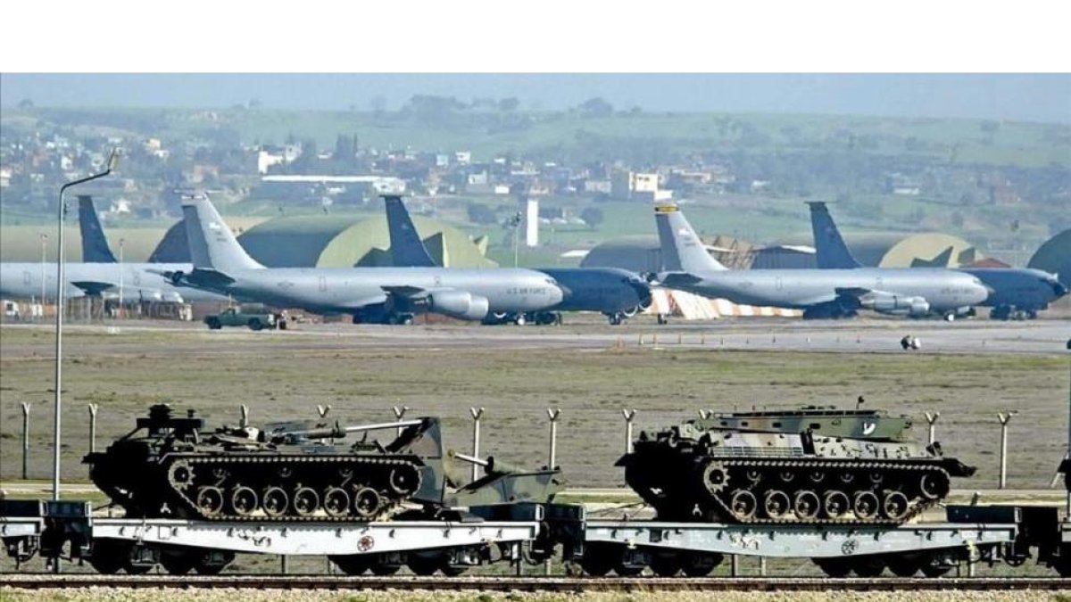 Aviones y tanques estadounidenses en la base militar de Incirlik, en Turquía.-EPA / BASRI BAS