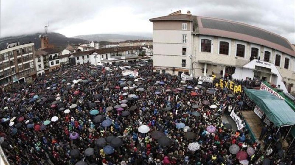 La manifestación de Alsasua contra la mala imagen que se proyecta de la población tras unos enfrentamientos con la Guardia Civil.-Jesus Diges