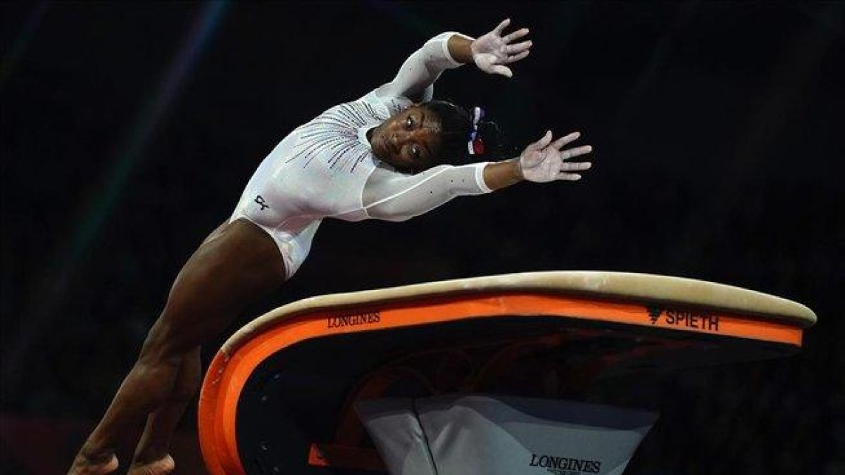 Simone Biles en el concurso del salto de potro en la final individual del Mundial-LIONEL BONAVENTURE (AFP)