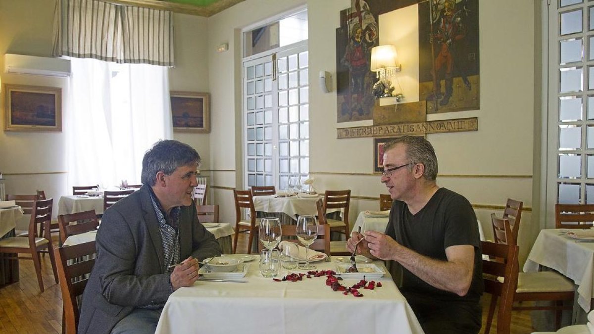 El escultor, Ricardo Flecha (i) y el cocinero de La Oronja, en Zamora, Ricardo Campos comparten almuerzo.-M. DENEIVA