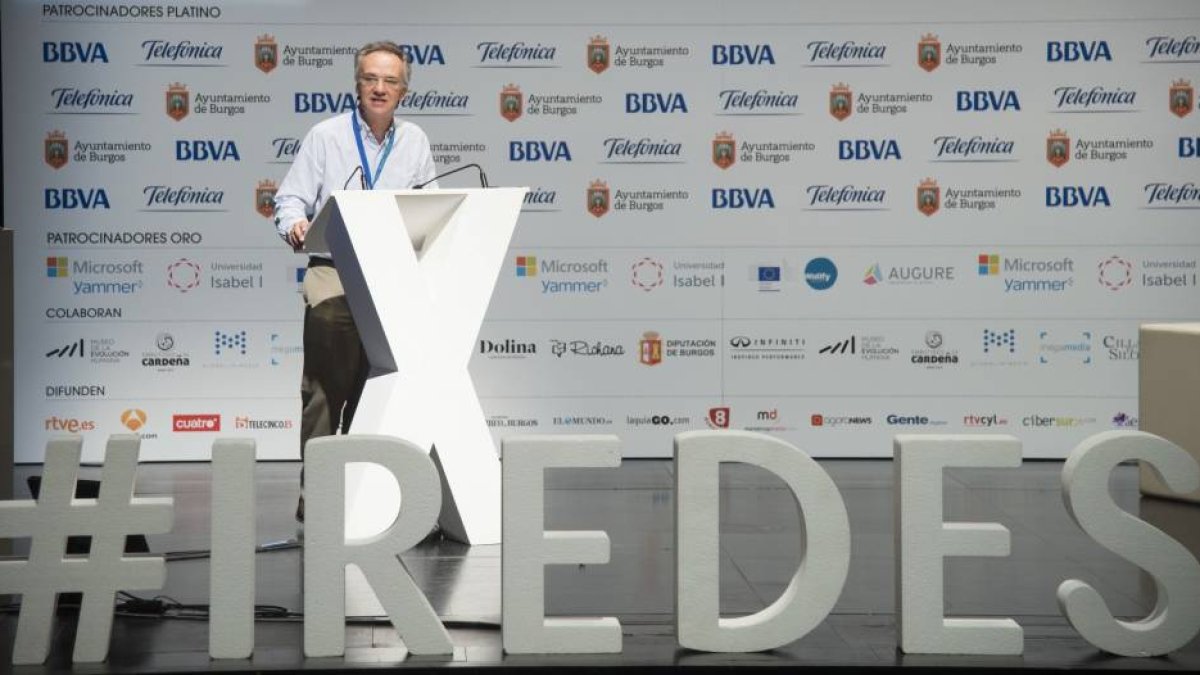 Conferencia inaugural del V Congreso Iberoamericano sobre Redes Sociales IRedes a cargo del fundador y director de Weblogs, Julio Alonso-Ical