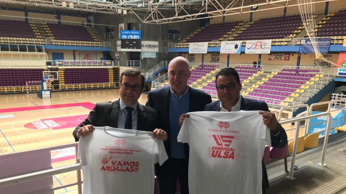 Javier Gómez (Comercial Ulsa), Mike Hansen ( CBCValladolid) y Óscar Mendiluce con la camiseta promocional-G. VELASCO