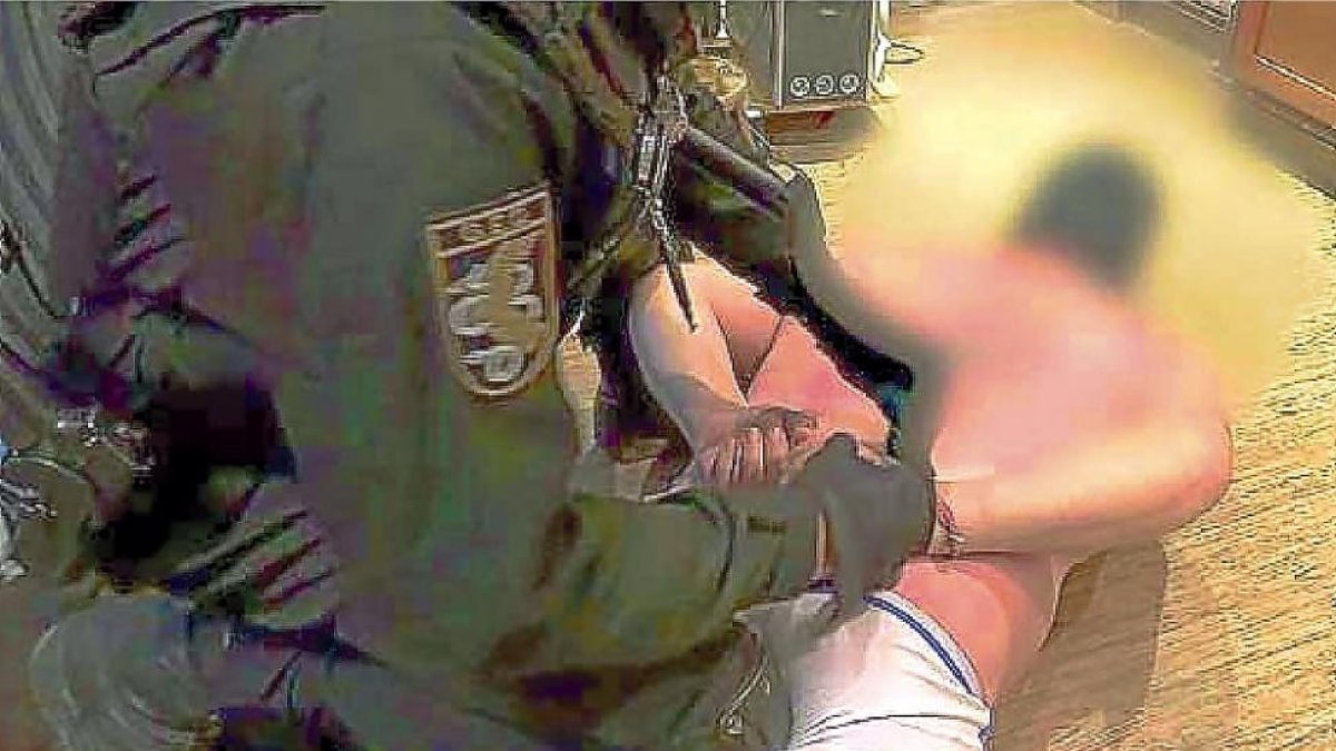 Un agente del Grupo Especial de Operaciones (GEO) detiene a un sospechoso en la ‘Operación Rosado’.-C. N. P.