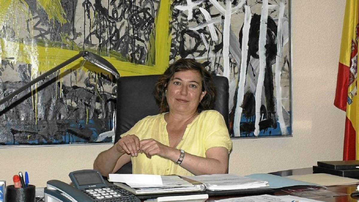 La alcaldesa de Mucientes, Emiliana Centeno, en su despacho.-P. DÍEZ