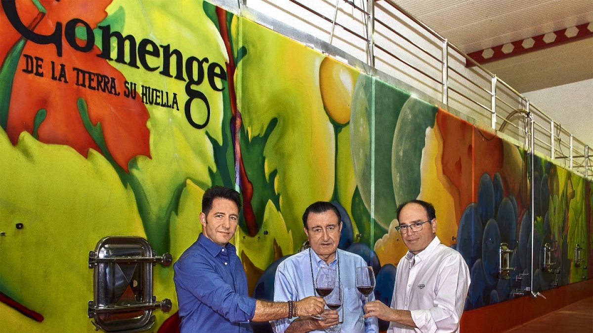 Álvaro Comenge, Jaime Comenge y Rafael Cuerda en el interior de la bodega Comenge, en la localidad vallisoletana de Curiel de Duero / ARGICOMUNICACIÓN