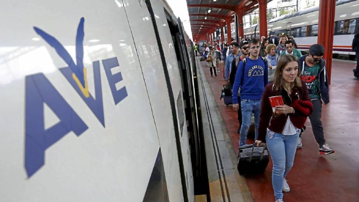 Primer viaje comercial del AVE León-Madrid-Ical