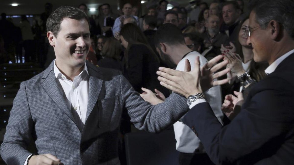 Rivera, el pasado domingo 29 de enero, saluda a los miembros de su nueva ejecutiva tras ser elegido en las primarias de Ciudadanos.-EFE / FERNANDO ALVARADO