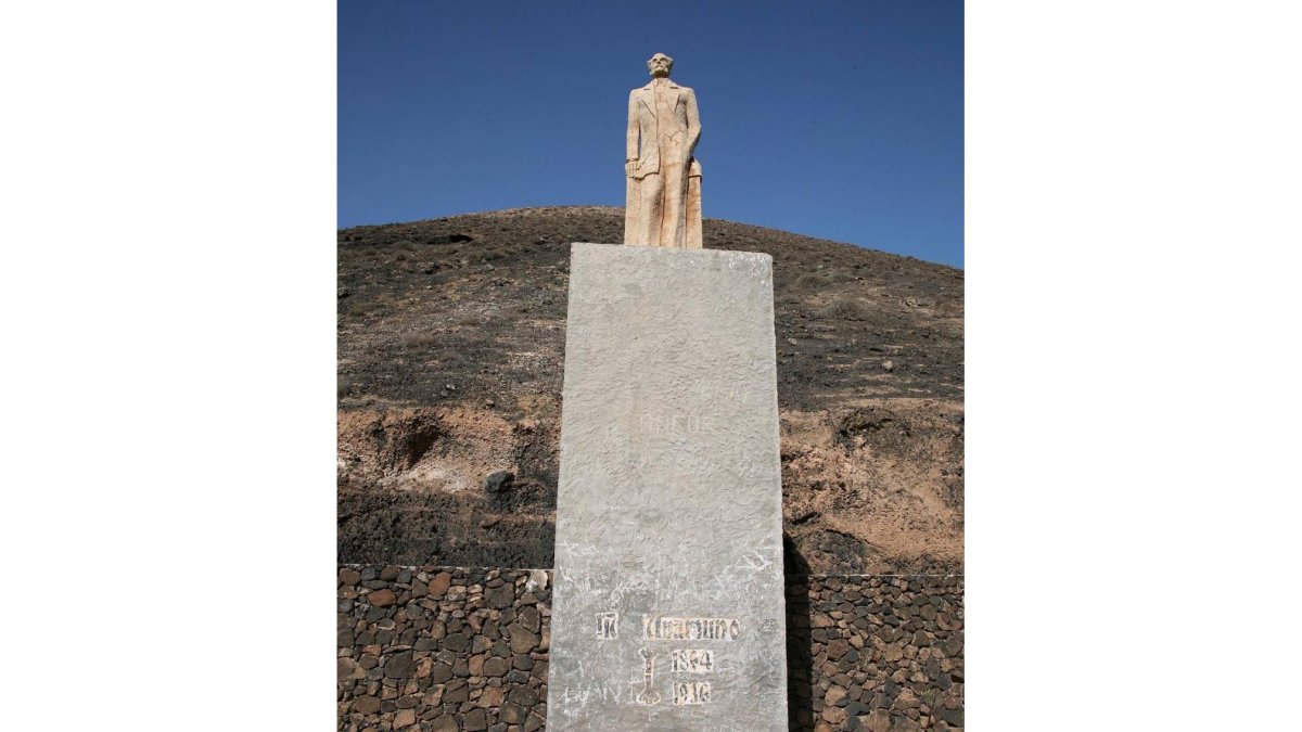 Escultura de Unamuno en 'Montaña Quemada' de la localidad de Tindaya, realizada por Juan Borges Linares a partir de un boceto del pintor Juan Ismael Mora-Ical