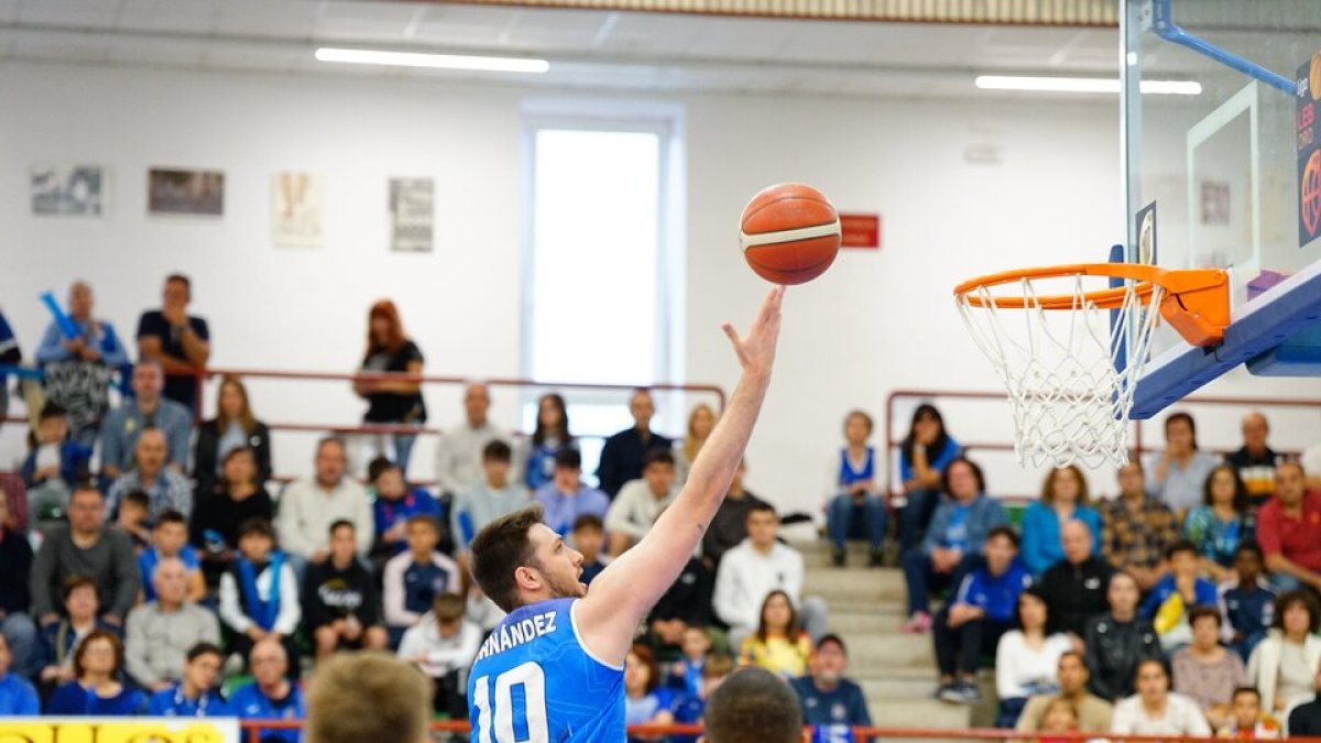 Fernández realiza una bandeja en un duelo de la pasada temporada. / E. M.