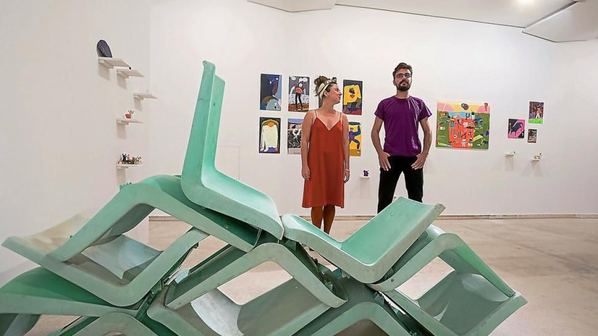 Laura López yCésar S. Baroja  junto a algunas de sus obras.-