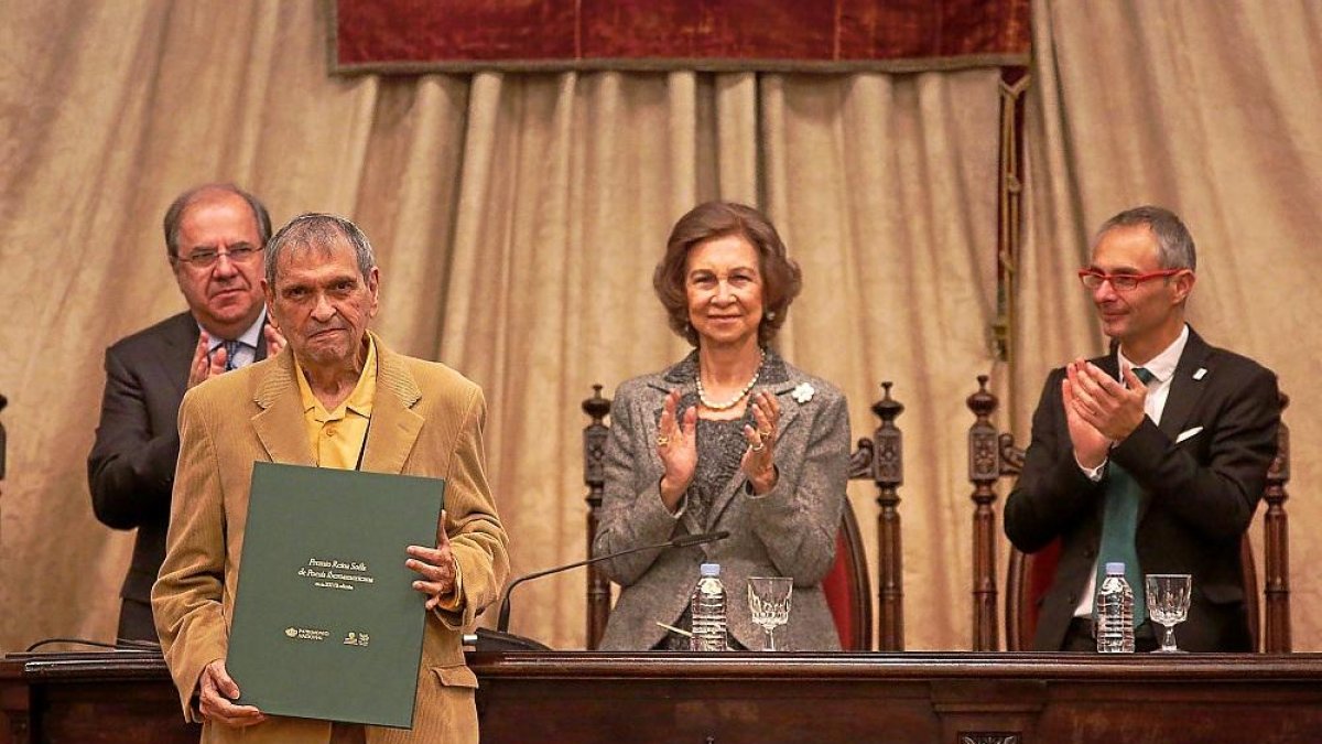 Cadenas muestra su galardón entre los aplausos del presidente de la Junta, la reina Sofía y el rector de la USAL.-ICAL